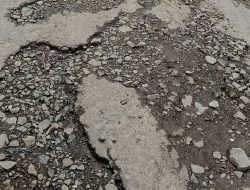 Jalan Penghubung Tiga Kecamatan di Bandung Barat Rusak Parah, Warga Desak Perbaikan Segera