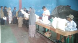 Bantu Meringankan Beban Warga, Desa Cikande Bagikan Bansos Beras dan Minyak Goreng Bersinergi dengan Badan Pangan Nasional dan Bulog