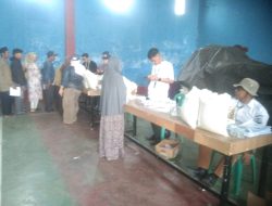 Bantu Meringankan Beban Warga, Desa Cikande Bagikan Bansos Beras dan Minyak Goreng Bersinergi dengan Badan Pangan Nasional dan Bulog