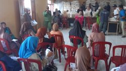 Dukung Kesejahteraan Warga, Desa Giri Mukti Bagikan Bantuan Pangan Beras dan Minyak Goreng