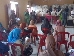 Dukung Kesejahteraan Warga, Desa Giri Mukti Bagikan Bantuan Pangan Beras dan Minyak Goreng