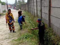 Warga RW 11 Desa Ciburuy Gelar Gotong Royong “Beberesih Lembur”, Jaga Kebersihan Lingkungan